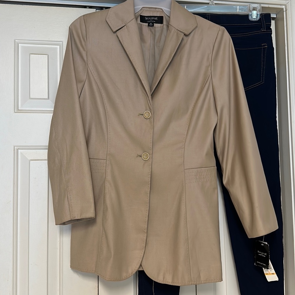 Signature by Larry Levine women’s size 10 beige two button jacket.